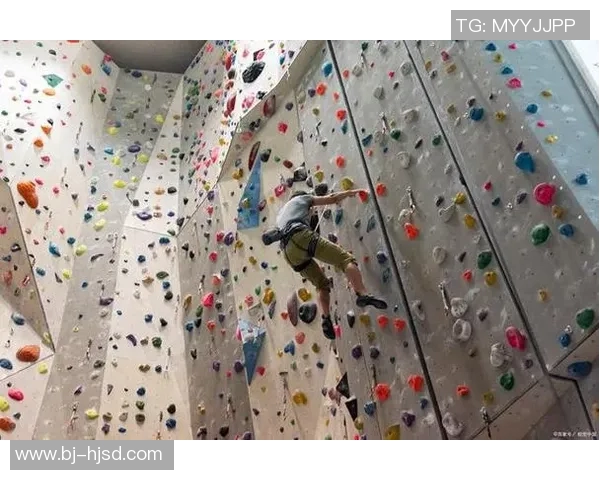 重庆攀岩队的节奏揭秘:探索攀岩热点与训练背后的故事 重庆攀岩队的节奏揭秘:探索攀岩热点与训练背后的故事